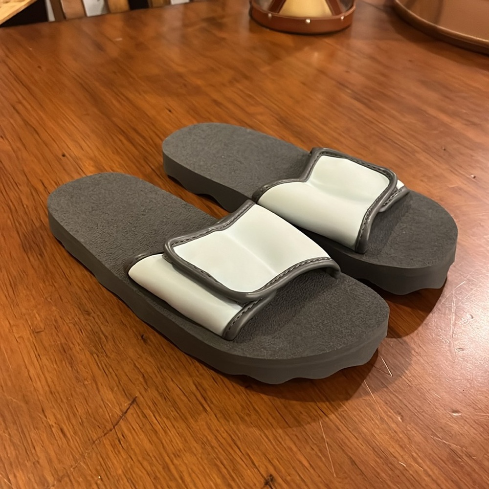 Brookstone Helium Slides Sandals shoes light weight new blue Small Women’s 8-9